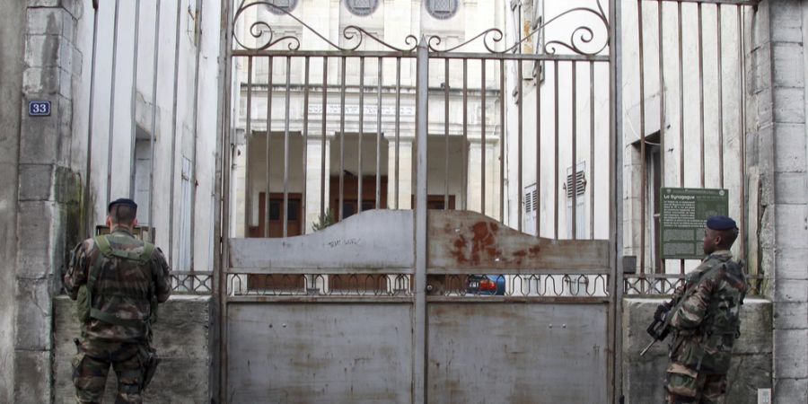 Synagoge bewacht Militär