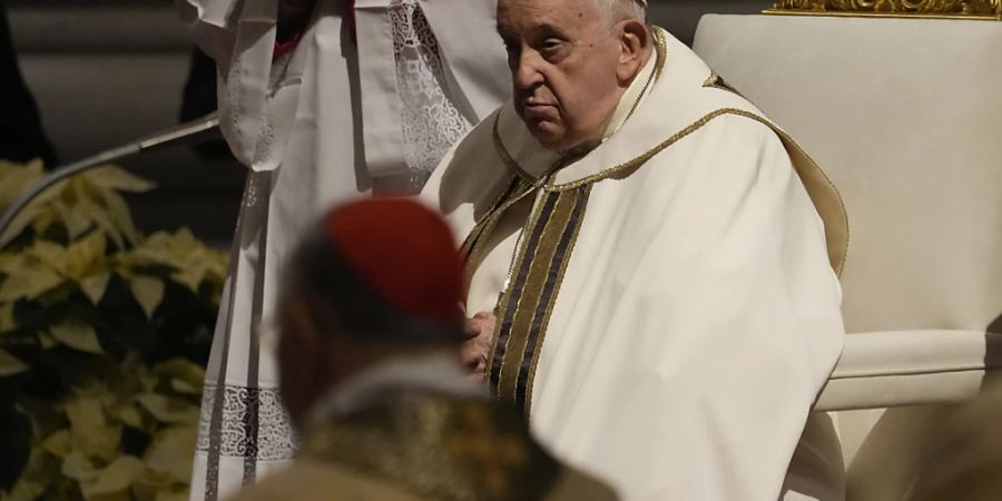 Papst Franziskus nimmt an der Christmette im Petersdom im Vatikan teil. Foto: Gregorio Borgia/AP/dpa