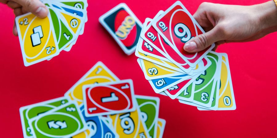 UNO Kartenspiel wird gespielt