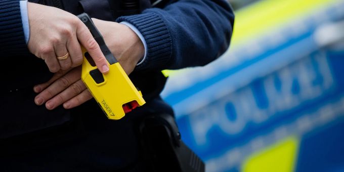 Ein Polizeibeamter demonstriert ein Distanz-Elektroimpulsgerät, auch Taser genannt. Ein Polizeibeamter demonstriert ein Distanz-Elektroimpulsgerät, auch Taser genannt.