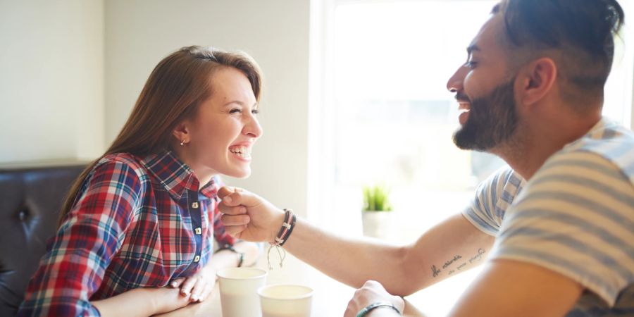 Mann und Frau lachen gemeinsam