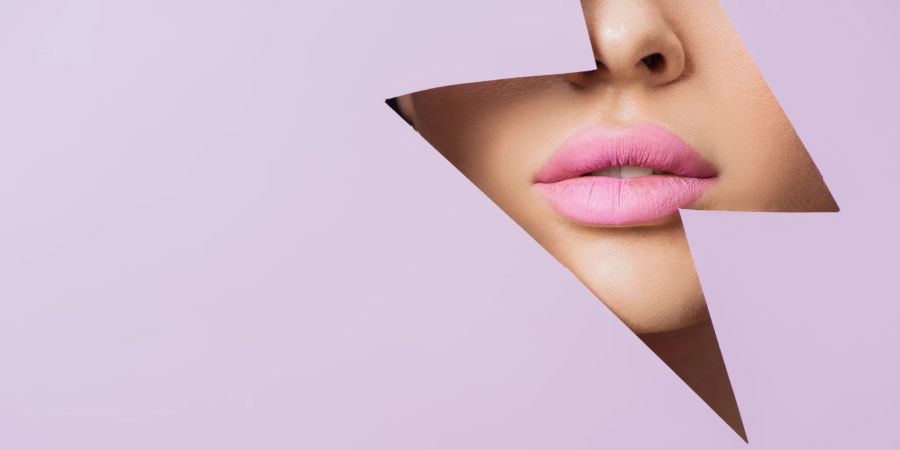 Möchten Sie den ganzen Tag Lippenstift tragen? Nutzen Sie einen feuchtigkeitsspendenden – der pflegt sie gleichzeitig.
