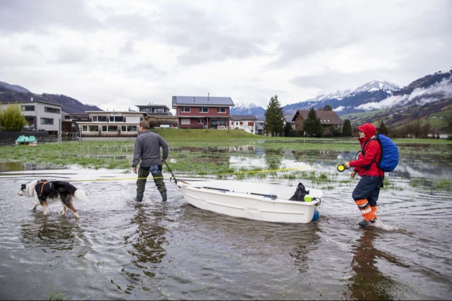 Die Bewohner kämpfen sich durch das Hochwasser.