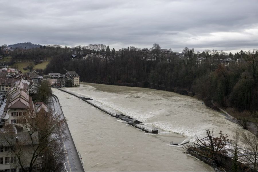 Die Aare ist extrem voll, wie ein Blick auf das Mattequartier zeigt.