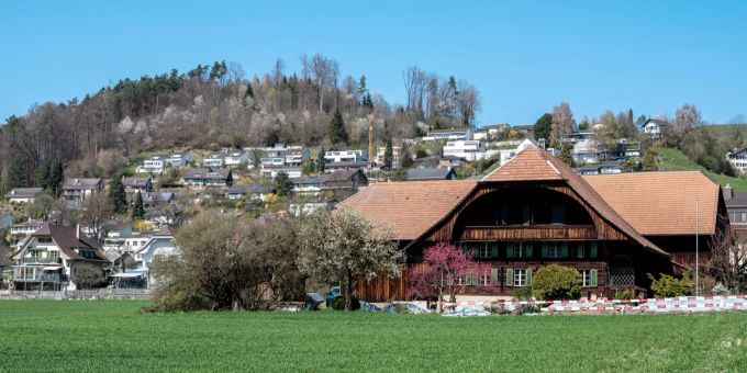 Blick auf Stettlen mit Bauernhaus. Blick auf Stettlen mit Bauernhaus.