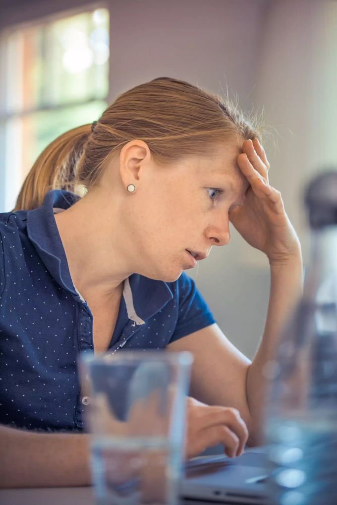 Manchmal braucht es mehrere Durchgänge, bis man alles verstanden hat. Frau starrt in Laptop