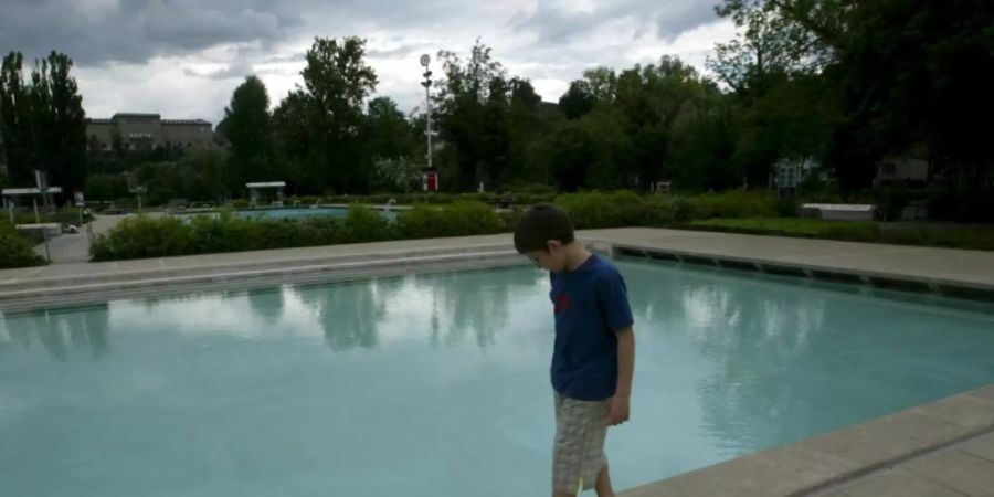 Ein Knabe im Berner Schwimmbad Marzili. (Archivbild)
