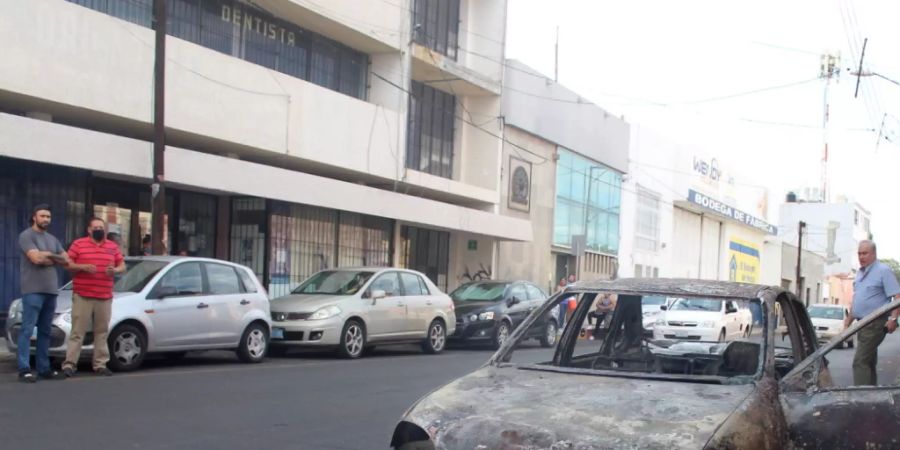 Mindestens zwölf Tote bei Kämpfen zwischen Banden: Blick auf eine Strasse in Calaya (Bundesstaat Guanajuato), in der Kriminelle Blockaden errichteten und Autos verbrannten.