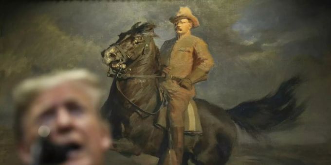 Trump vor Gemälde von Theodore Roosevelt Trump vor Gemälde von Theodore Roosevelt