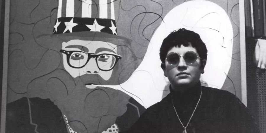 Ulrike Ottinger vor ihrem Bild «Allen Ginsberg» (Paris, 1966). Foto: Privat/RealFiction Filmverleih/dpa