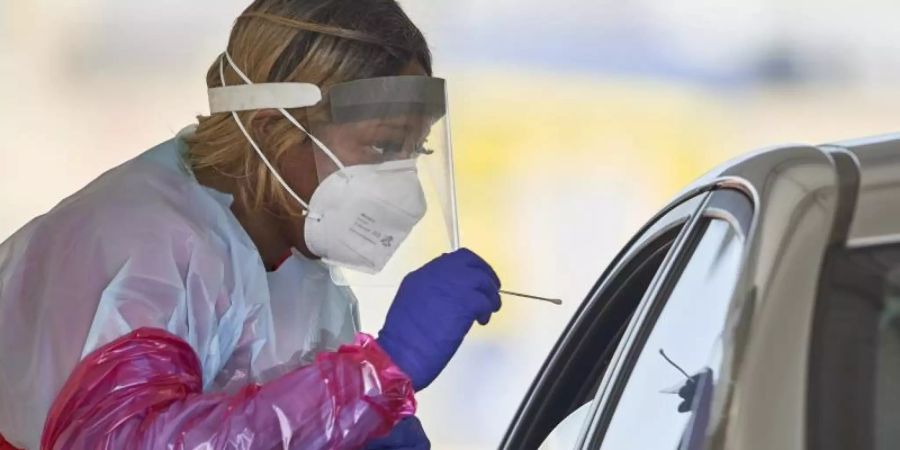 Eine Krankenschwester in Omaha testet einen Patienten auf eine Infizierung. Foto: Nati Harnik/AP/dpa
