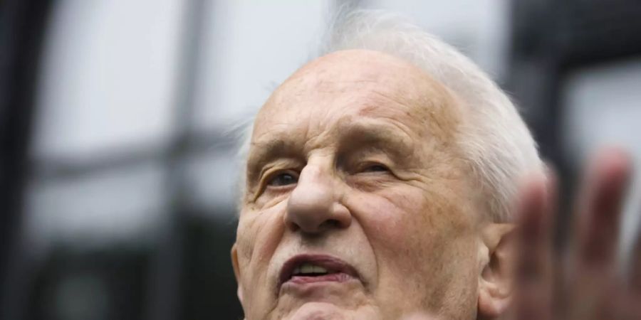 Der deutsche Dramatiker Rolf Hochhuth sorgte 1963 mit seinem Drama «Der Stellvertreter» über die Rolle des Papstes Pius XII während des Nationalsozialismus für Furore. Jetzt ist Hochhuth mit 89 Jahren gestorben. (Archivbild)