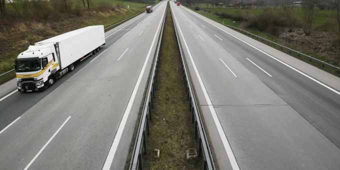 Unbekannte Täter haben in Deutschland auf der Autobahn 2 einen fahrenden Lastwagen ausgeraubt. (Ein Lastwagen auf der Autobahn, Symbolbild) Lastwagen Autobahn