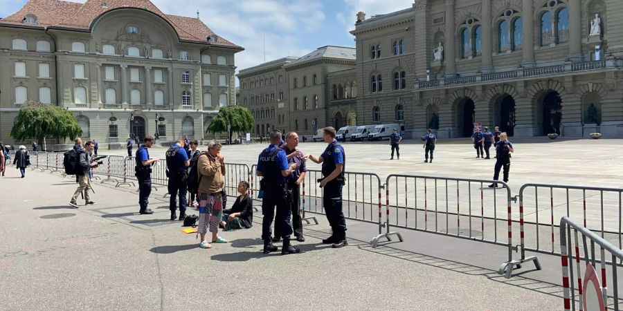 Im März kam es in Bern bei einer Corona-Demo zu 600 Anzeigen.