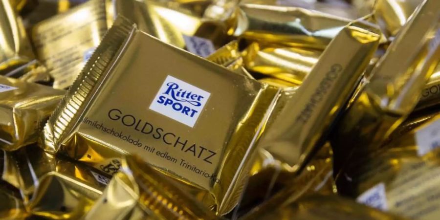 Ritter Sport Mini-Tafeln der Sorte «Goldschatz» des Herstellers Ritter Sport. Foto: Daniel Maurer/dpa