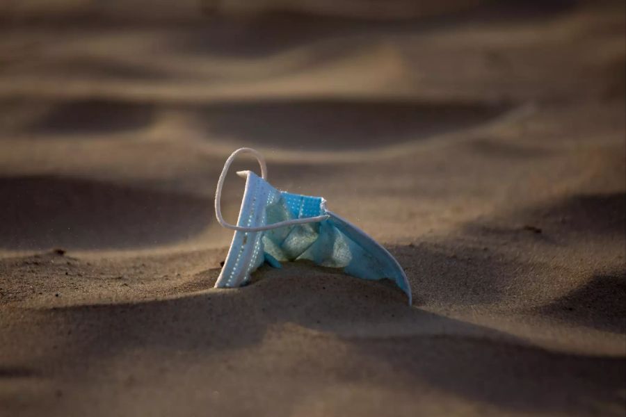 Eine Schutzmaske im Sand am Strand von Tel Aviv.