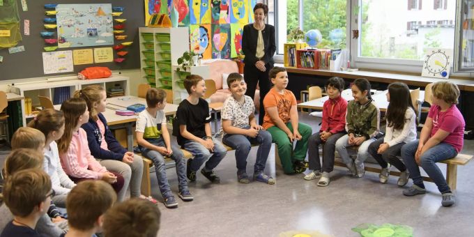 Bildungsdirektorin Monica Gschwind besucht die Hölsteiner Primarschule.