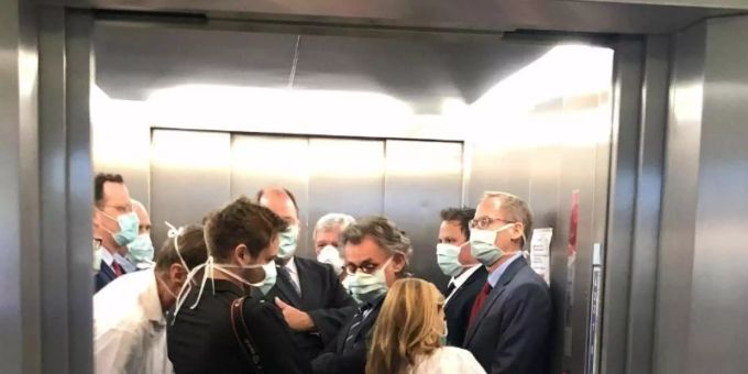 Bei einem Besuch der Uniklinik Giessen drängen sich Bundesgesundheitsminister Spahn (CDU, l), und Hessens Ministerpräsident Bouffier (CDU, M) mit Begleitern im Fahrstuhl. Foto: Bodo Weissenborn/Hessischer Rundfunk/dpa Bei einem Besuch der Uniklinik Giessen drängen sich Bundesgesundheitsminister Spahn (CDU, l), und Hessens Ministerpräsident Bouffier (CDU, M) mit Begleitern im Fahrstuhl. Foto: Bodo Weissenborn/Hessischer Rundfunk/dpa
