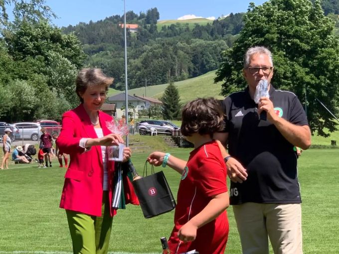Simonetta Sommaruga wurde beschenkt. Sommaruga