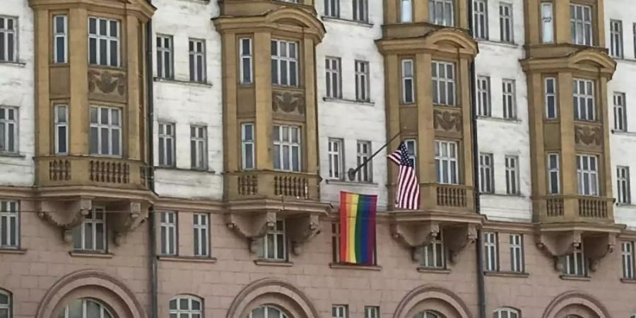 An der us-amerikanischen Botschaft in Moskau ist eine Regenbogenfahne gehisst worden. Foto: Ulf Mauder/dpa