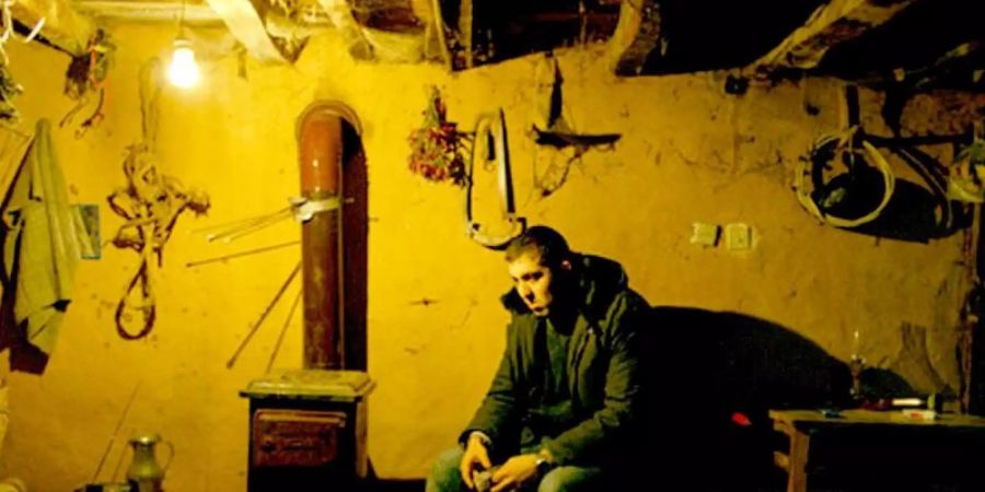 Doğu Demirkol spielt den arroganten Studenten Sinan, der nach seinem Lehramtsstudium mit einem Romanmanuskript in der Tasche in sein Heimatdorf zurückkehrt. Foto: Morteza Atabaki/Kinostar/dpa