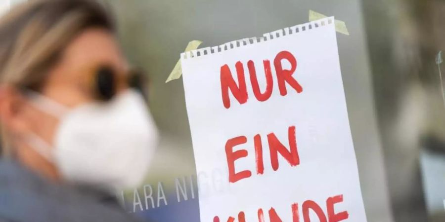 Anders als kleine Geschäfte dürfen in Bayern grosse Warenhäuser mit mehr als 800 Quadratmetern wegen der Coronakrise nicht öffnen. Das ist verfassungswidrig, unrteilte nun der Bayerische Verwaltungsgerichtshof. Foto: Peter Kneffel/dpa