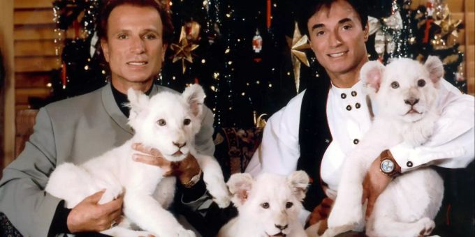 Die deutschen Magier Siegfried (l) und Roy sitzen im Dezember 1999 in Las Vegas (USA) vor einem Weihnachtsbaum. roy horn