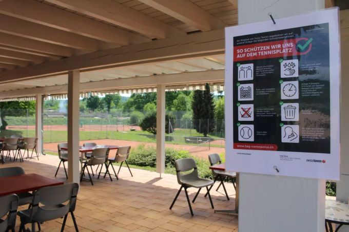 BAG-Regeln präsent auf der Terasse des TC Weihermatt in Urdorf. TC Weihermatt Terasse