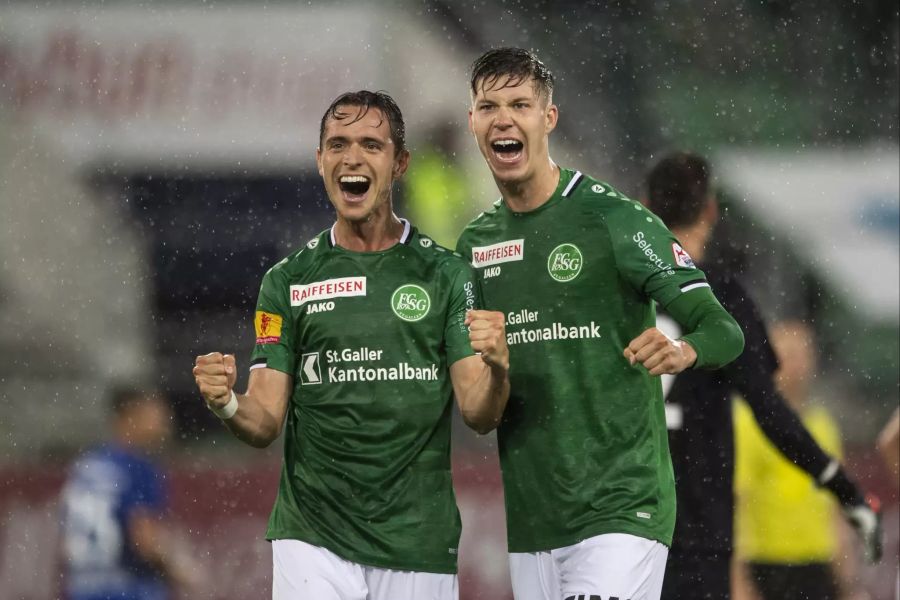 Cedric Itten (r.) und Jordi Quinttila vom FC St.Gallen  jubeln gemeinsam im Spiel gegen den FC Luzern.