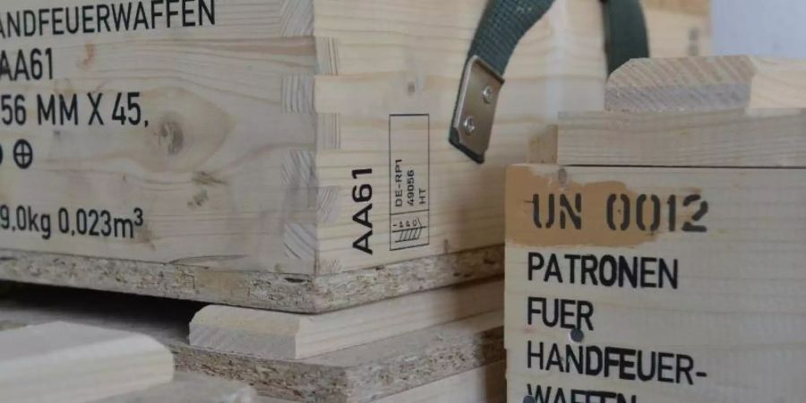 Kisten mit Patronen für Handfeuerwaffen. Foto: picture alliance / Franziska Kraufmann/dpa