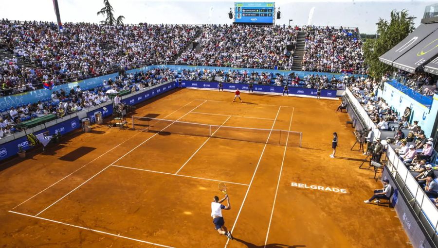 Ausverkauftes Stadion an der Adria Tour in der serbischen Hauptstadt Belgrad. Grigor Dimitrov hat das Händeschütteln mit dem Schiedsrichter vermieden.