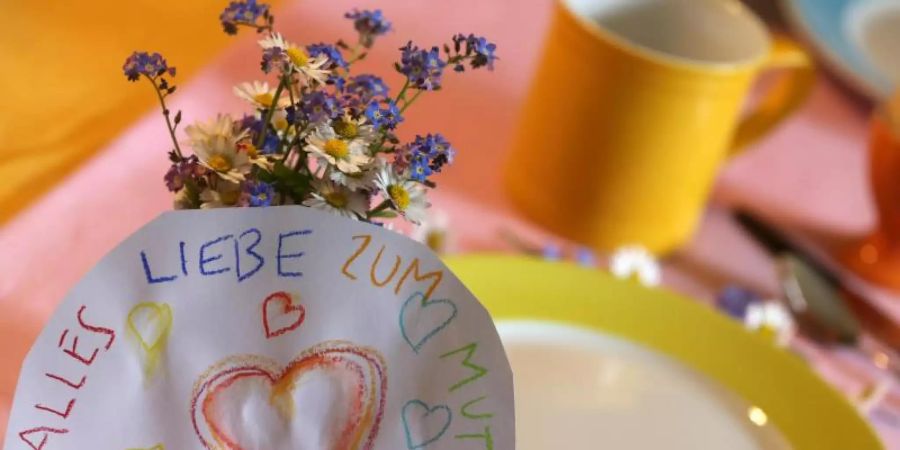 Selbstgebastelt mit viel Liebe: Am Muttertag stehen die Mamis im Mittelpunkt. Aber wie sieht es im Alltag aus, vor allem beim Thema Aufgabenverteilung aus?. Foto: Karl-Josef Hildenbrand/dpa