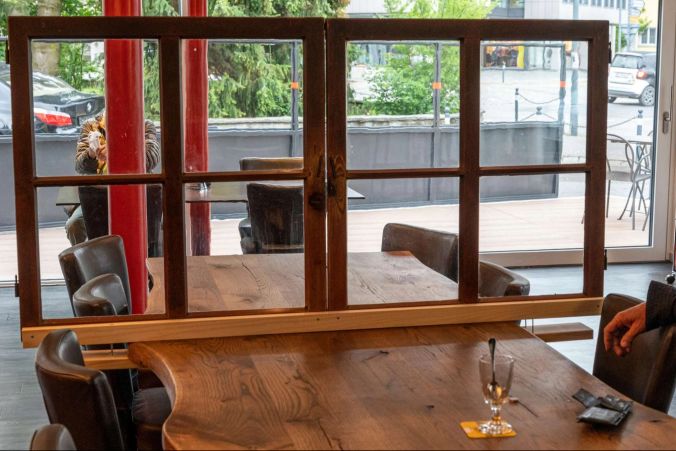 Aus 8ter Tisch werden zwei 4er Tische im "Kiora"