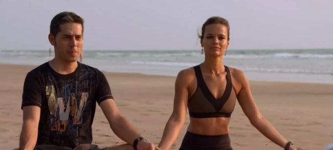 «Bauer sucht Frau International»: Ashok und Myria beim Yoga-Training. Bauer sucht Frau International