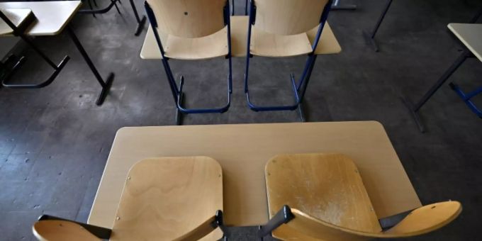 Ein leerer Klassenraum. schule schulhaus hegifeld