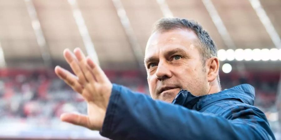 Hat sein neues Arbeitspapier unterschrieben: Bayern-Coach Hansi Flick. Foto: Matthias Balk/dpa