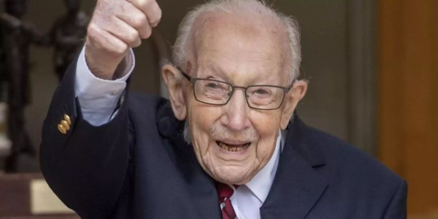 Mit seiner Spendenaktion bedankte sich "Captain Tom" bei den Mitarbeitern des britischen Gesundheitswesens NHS. Foto: Cpl Robert Weidemane/Crown Copyright über AP/dpa