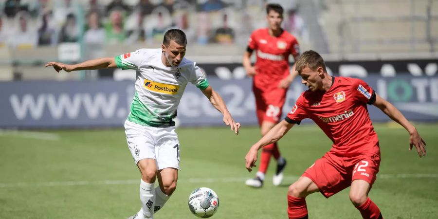 Gladbachs Stefan Lainer (l.) im Duell mit Leverkusens Daley Sinkgraven.