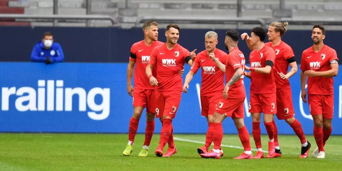 Freuen sich über drei Punkte: die Spieler des FC Augsburg. FC Augsburg