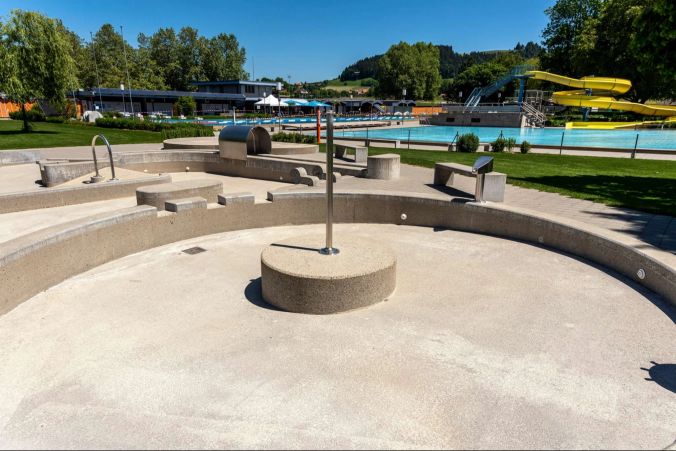 Das leere Kinderplanschbecken im abgesperrten Bereich