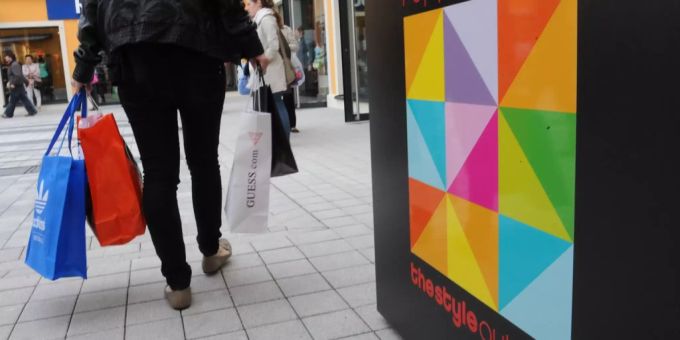 Eine Frau kauft in einem Outlet-Center ein. frauenfeld TG