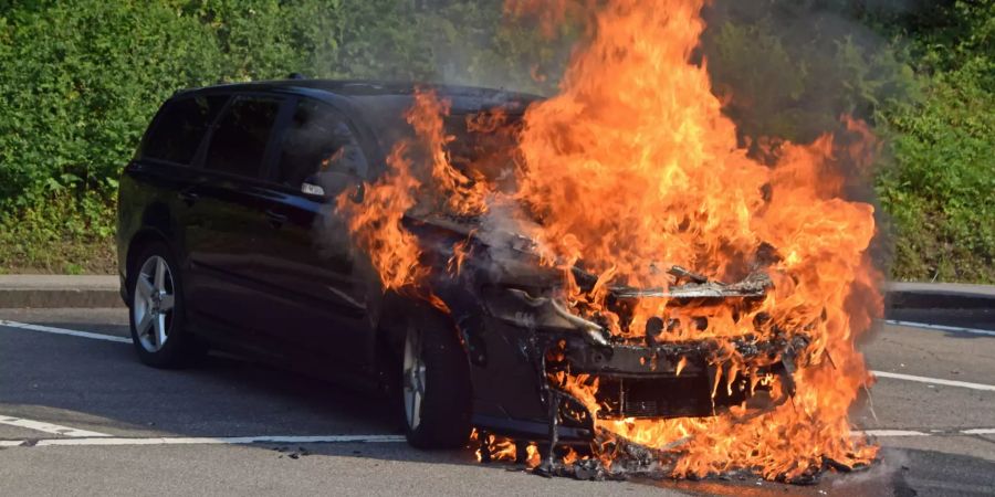 Auto in Brand geraten