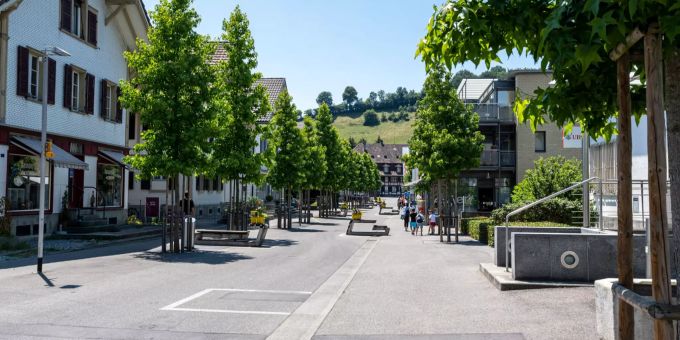 Wohnstrasse mit Tempo 20 an der Hauptstrasse in Worb. Wohnstrasse mit Tempo 20 an der Hauptstrasse in Worb.