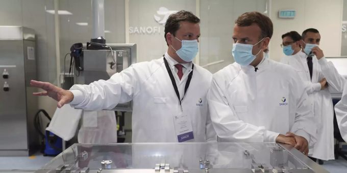 Frankreichs Präsident Emmanuel Macron bei einem Besuch eines industriellen Entwicklungslabors der Impfstofffabrik Sanofi Pasteur in Marcy-l'Etoile bei Lyon. sanofi zulassung impfstoff