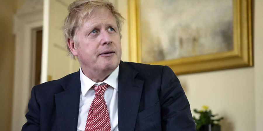 Der an einer Coronavirus-Infektion erkrankte britische Premierminister Boris Johnson will einem Medienbericht zufolge ab Montag wieder die Regierungsgeschäfte aufnehmen. (Archivbild)