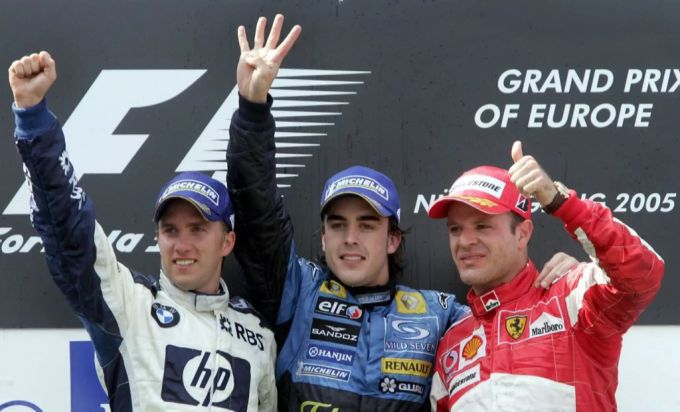 Fernando Alonso (Mitte) auf dem Podest, links Nick Heidfeld, rechts Rubens Barrichello. Fernando Alonso