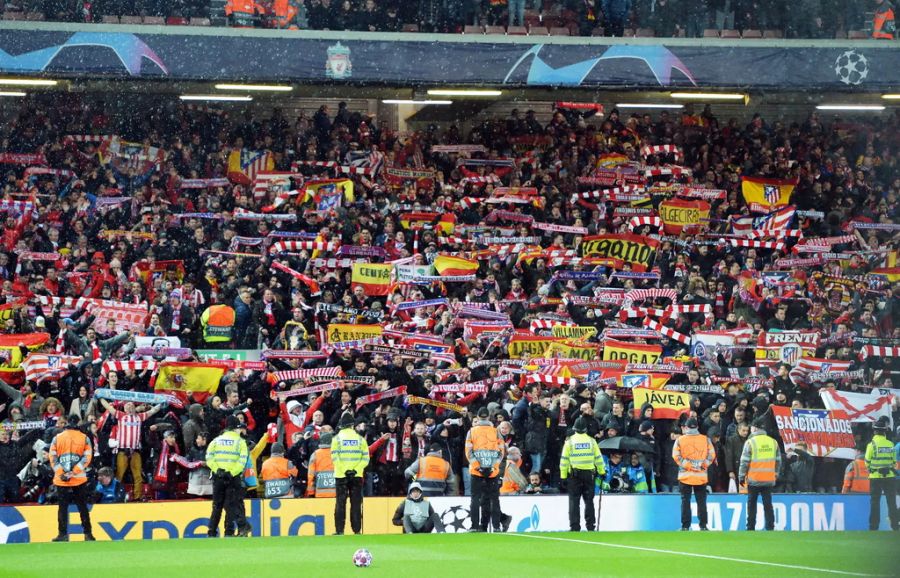 Mitgereiste Fans von Atletico Madrid feuern ihre Mannschaft an.