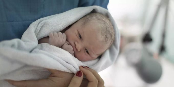 Wegen der eingeschränkten Besuche geht es den Müttern nach der Geburt besser. Baby Geburt Coronavirus