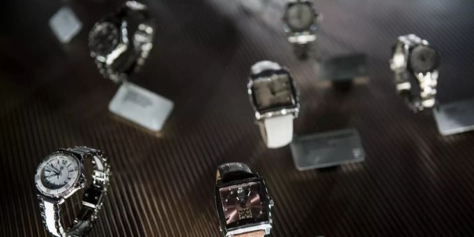 Ausgestellte Uhren der Marke TAG Heuer. Uhren Exporte