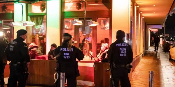 Polizisten sichern während einer Razzia von Zoll und Polizei eine Shisha-Bar. Foto: Bernd Thissen/dpa Polizisten sichern während einer Razzia von Zoll und Polizei eine Shisha-Bar. Foto: Bernd Thissen/dpa